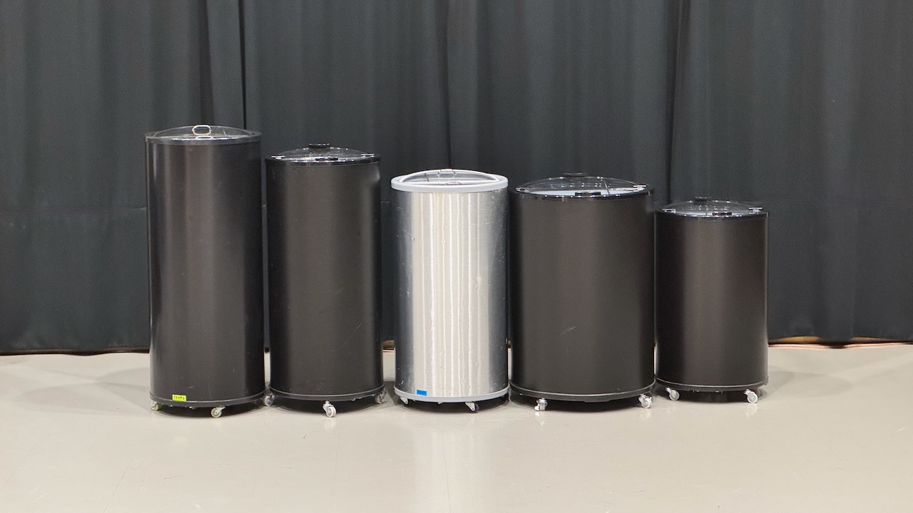 Juoma coolereita monessa eri koossa